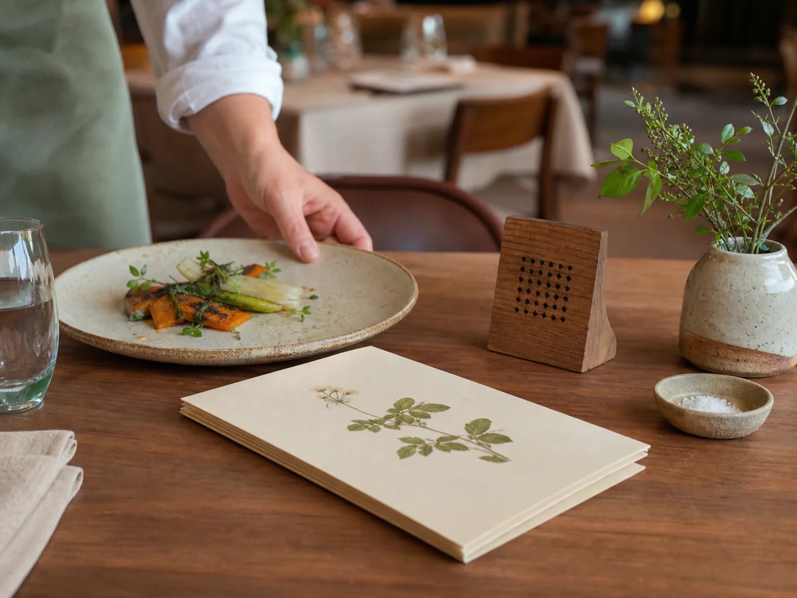 Carte imprimée et support de table dans un restaurant